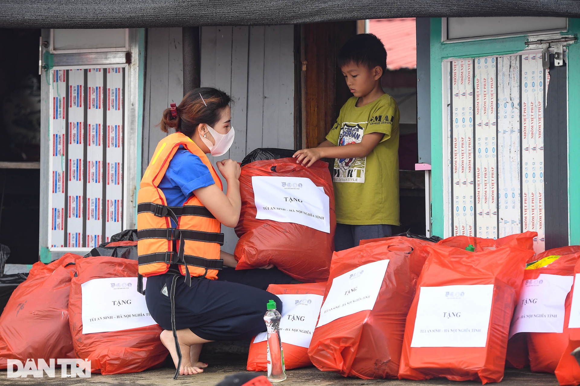 Chạy xuồng hơi dọc sông Hồng trao quà tới tận tay người dân nghèo làng chài - 16