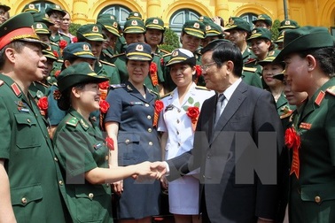  Chủ tịch nước gặp mặt các gương điển hình phụ nữ quân đội