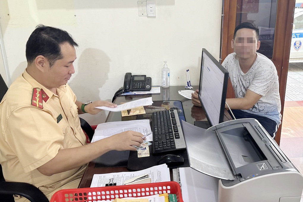 Xử phạt tài xế lái ô tô ngược chiều trên đường dẫn cao tốc TPHCM - Dầu Giây - 1 Xử phạt tài xế lái ô tô ngược chiều trên đường dẫn cao tốc TPHCM - Dầu Giây - 1