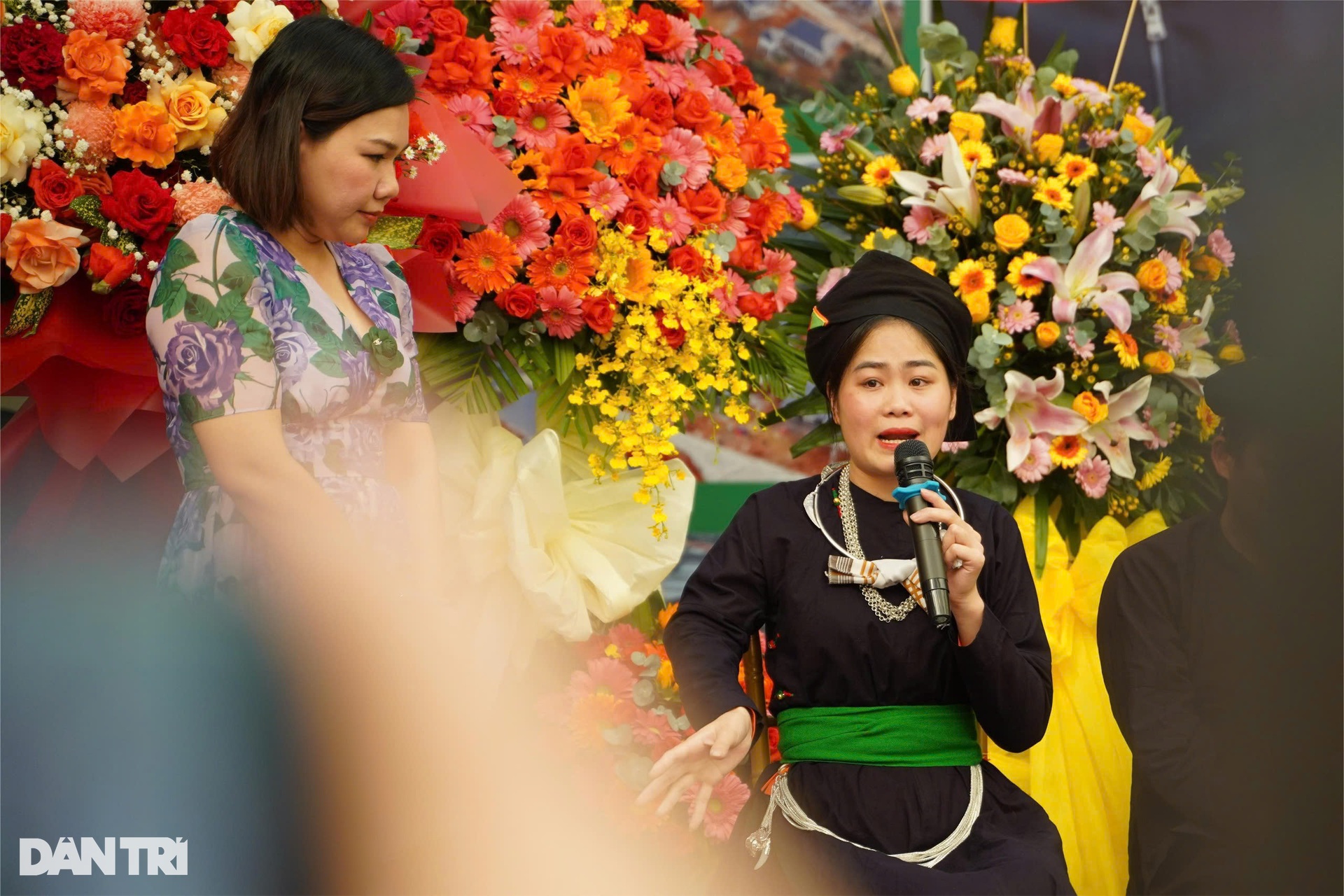 Hoa hậu Thanh Thủy bật khóc khi gặp người dân Làng Nủ ở TPHCM - 3 Hoa hậu Thanh Thủy bật khóc khi gặp người dân Làng Nủ ở TPHCM - 3