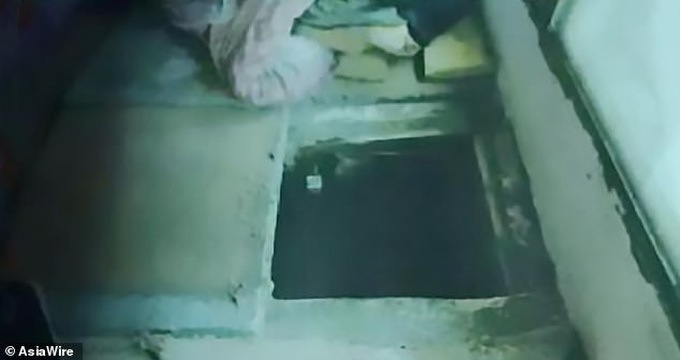 Nữ sinh đi học mãi không về, cảnh sát điều tra phát hiện kế hoạch ghê tởm của kẻ biến thái - Ảnh 3. Nữ sinh đi học mãi không về, cảnh sát điều tra phát hiện kế hoạch ghê tởm của kẻ biến thái - Ảnh 3.