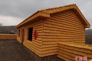 Ngôi nhà kỳ lạ gây chú ý khi làm từ 20,000 bắp ngô