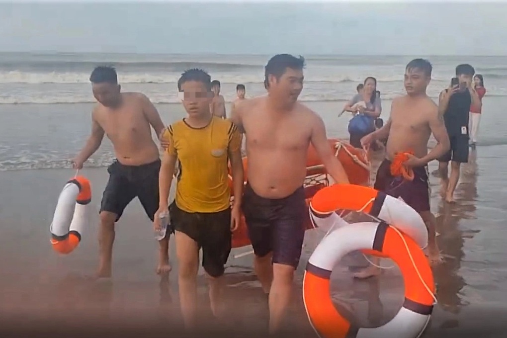 Trưởng công an xã cùng người dân lao xuống sóng dữ cứu bé trai - 1 Trưởng công an xã cùng người dân lao xuống sóng dữ cứu bé trai - 1