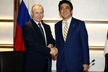 Ẩn ý đằng sau món quà Thủ tướng Nhật Bản tặng Tổng thống Putin