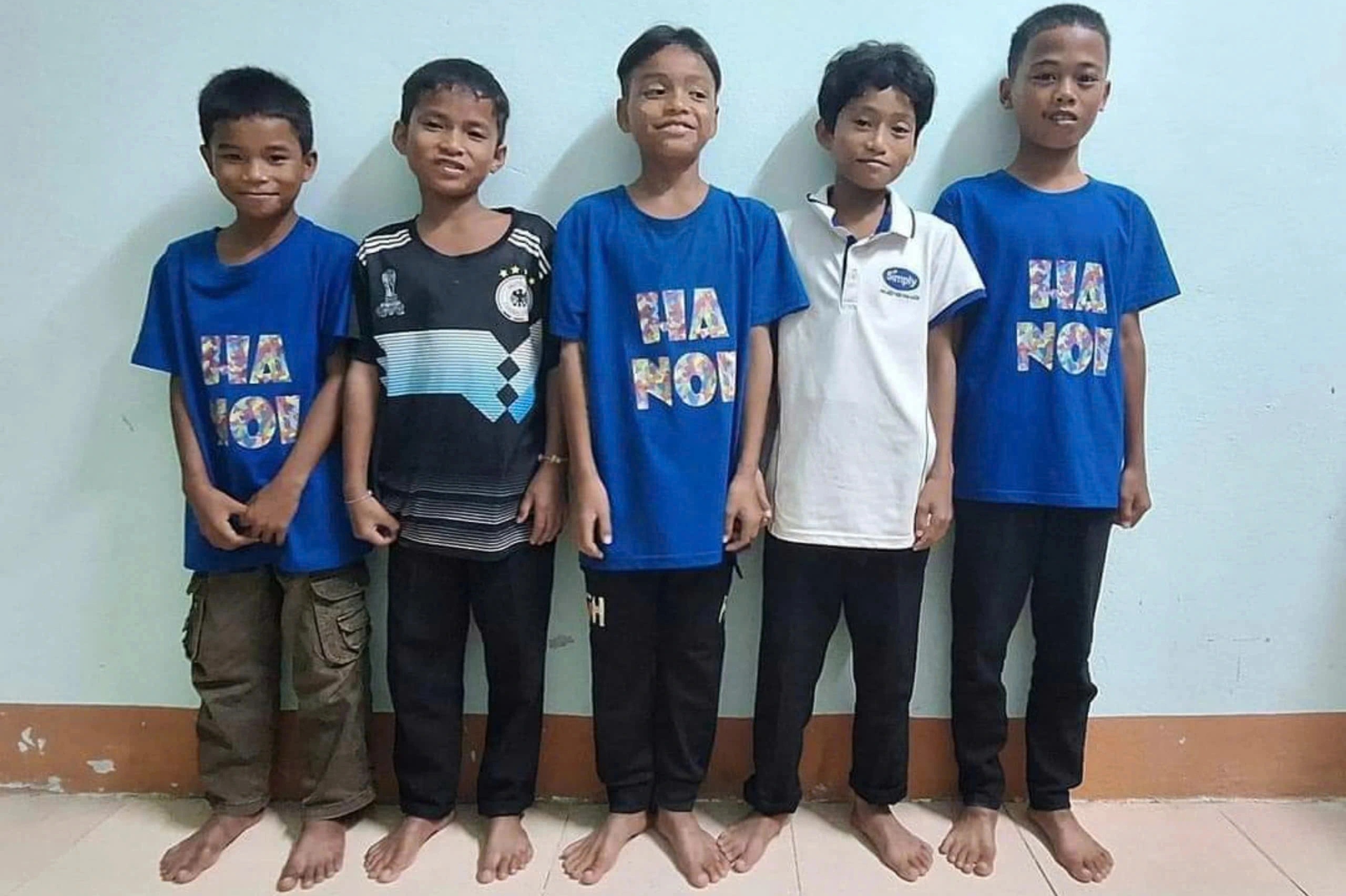 ក្រុមសិស្សសាលាមធ្យមសិក្សាទុតិយភូមិដ៏ក្លាហានមួយក្រុមបានជួយសង្គ្រោះកុមារពីរនាក់រួចផុតពីទឹកដែលកំពុងតែឆាបឆេះ - ១ Nhóm học sinh cấp 2 dũng cảm, nhanh trí cứu 2 em nhỏ khỏi dòng nước xiết - 1