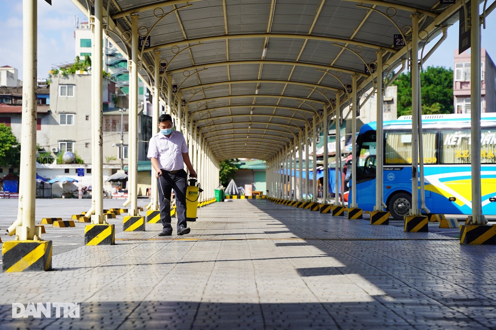 Hà Nội: Bến xe khách tất bật dọn dẹp, khử khuẩn, sẵn sàng đón khách - 6 Hà Nội: Bến xe khách tất bật dọn dẹp, khử khuẩn, sẵn sàng đón khách - 6
