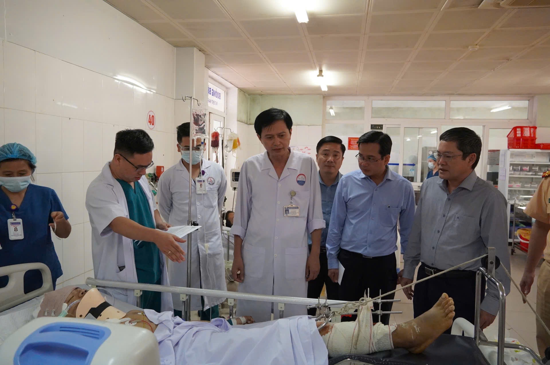 Vụ xe tải lao vào chợ chuối: Bác sĩ hiến máu cứu bệnh nhân người Lào - 1