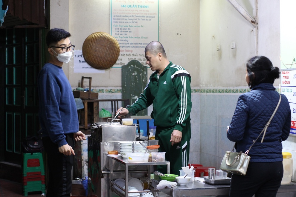 Quán chè nóng ba thế hệ, hơn 40 năm nổi tiếng khắp Hà thành - 7 Quán chè nóng ba thế hệ, hơn 40 năm nổi tiếng khắp Hà thành - 7
