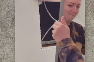 Tìm thấy căn phòng bí ẩn sau tấm gương phòng tắm