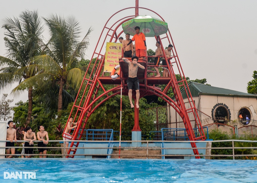 Biển người đổ về công viên nước trong ngày Hà Nội nắng nóng đỉnh điểm - 3 Biển người đổ về công viên nước trong ngày Hà Nội nắng nóng đỉnh điểm - 3