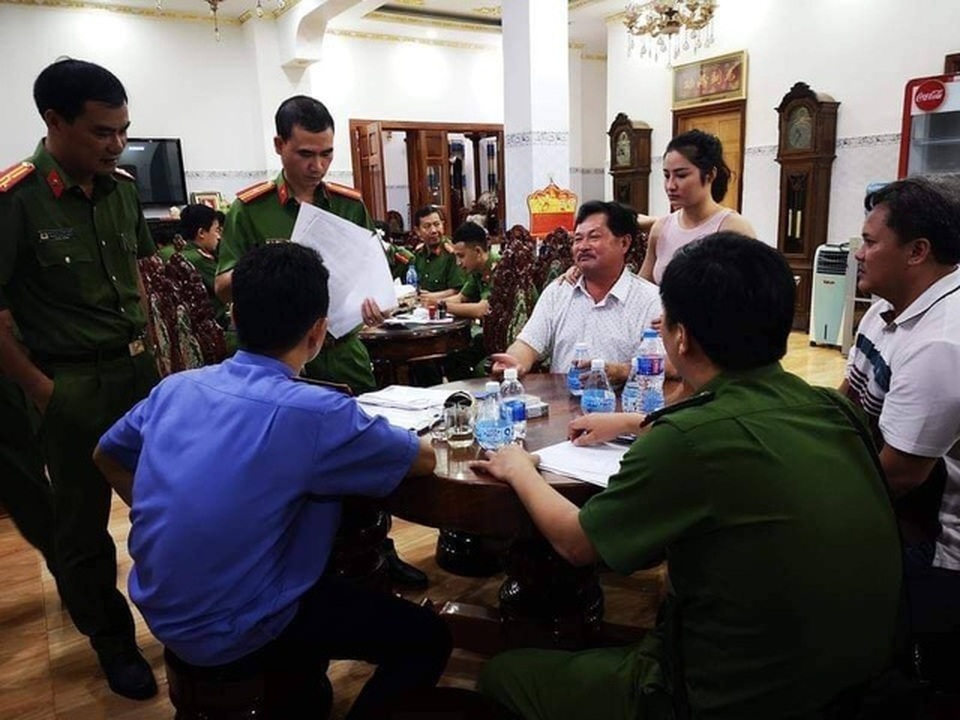 Quyền lực và giàu có, những đại gia này còn gì khi sa cơ? - 3 Quyền lực và giàu có, những đại gia này còn gì khi sa cơ? - 3