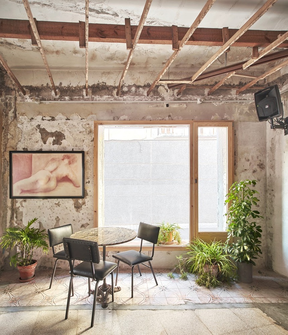 Quán cà phê phong cách đổ nát với trần nhà loang lổ và tường tróc sơn - 9