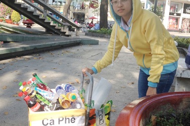 Nằm dài chờ việc hay đi làm móng, chạy xe ôm, bán nước, trông xe?