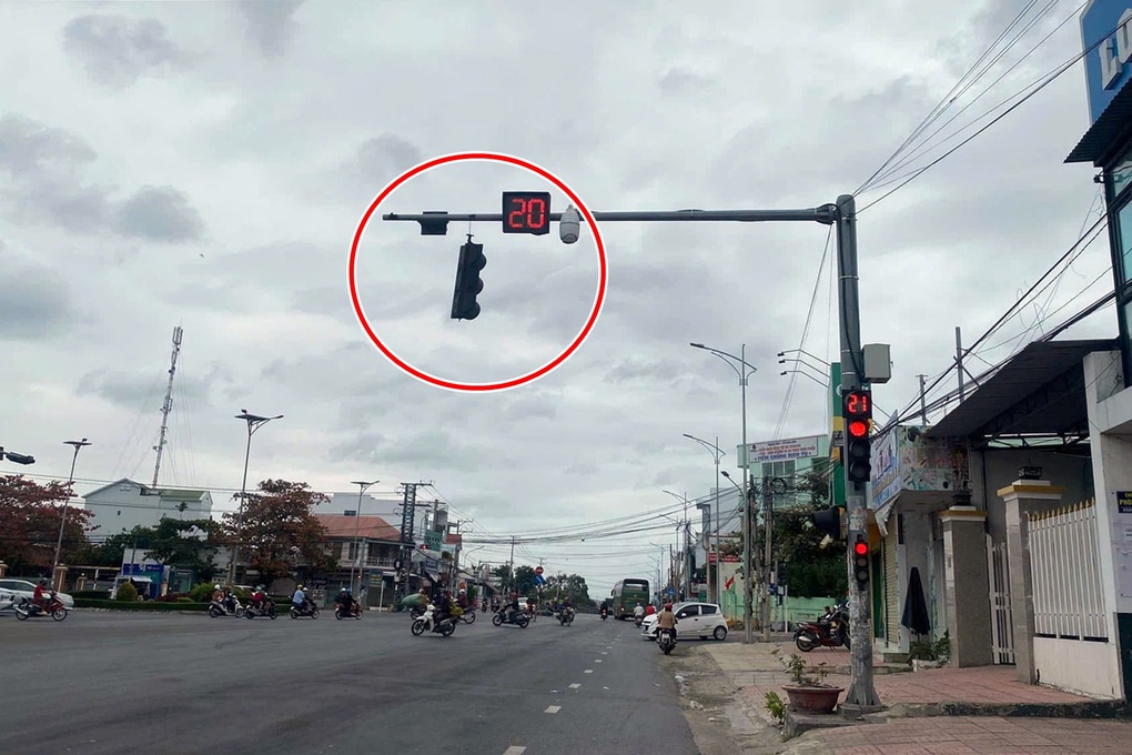 Cụm đèn tín hiệu giao thông treo lủng lẳng trên quốc lộ 1 - 1 Cụm đèn tín hiệu giao thông treo lủng lẳng trên quốc lộ 1 - 1