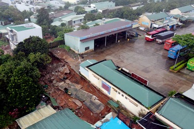 Sau tiếng nổ lớn, bờ tường Bến xe Đức Long đổ sập vào nhà dân