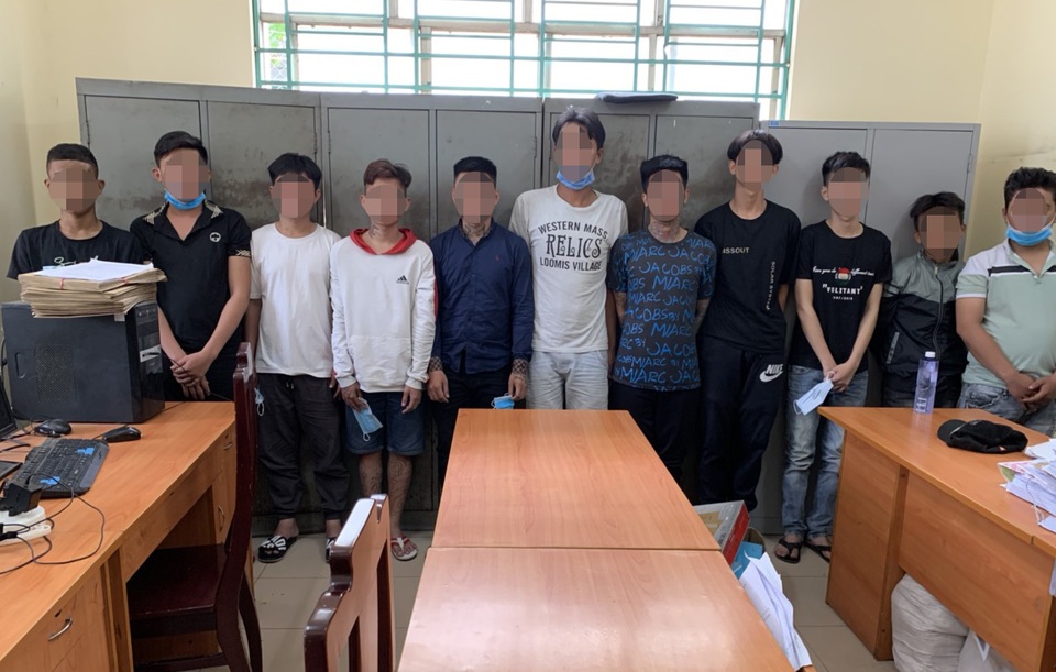 Xách dao đập phá quán trà sữa, 11 thanh thiếu niên bị công an triệu tập - 1 Xách dao đập phá quán trà sữa, 11 thanh thiếu niên bị công an triệu tập - 1