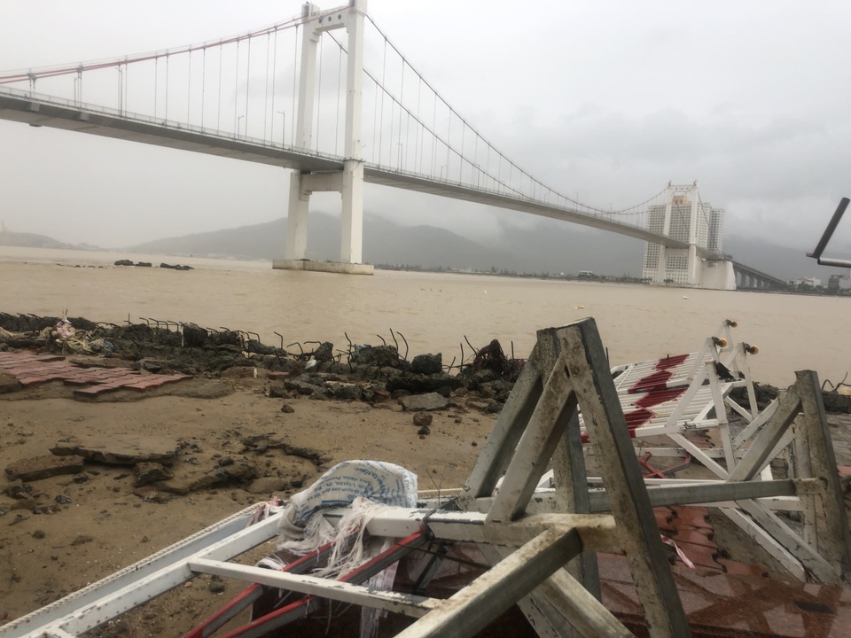 Đà Nẵng: Lần đầu có cảnh nước sông Hàn dâng cao, tràn lên đường - 13 Đà Nẵng: Lần đầu có cảnh nước sông Hàn dâng cao, tràn lên đường - 13