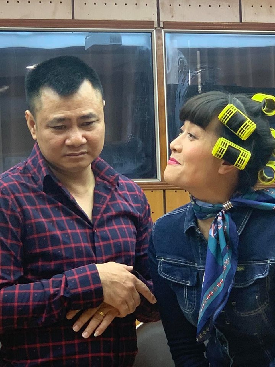 Quang Thắng ngả lưng trên nền nhà, Vân Dung hài hước với cuốn tóc sặc sỡ - 3 Quang Thắng ngả lưng trên nền nhà, Vân Dung hài hước với cuốn tóc sặc sỡ - 3