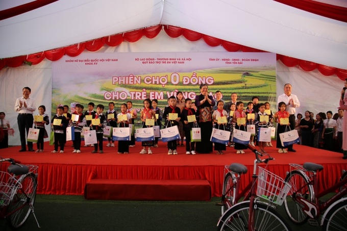 Bà Tòng Thị Phóng, nguyên Ủy viên Bộ Chính trị, nguyên Phó Chủ tịch Thường trực Quốc hội cùng ông Đinh Tiến Hải - Giám đốc Quỹ BTTEVN trao học bổng và quà cho các em học sinh.