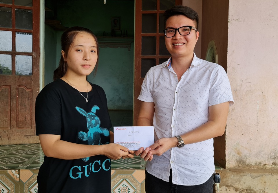 Bạn đọc Dân trí “tiếp sức” cùng nữ sinh nghèo dân tộc Thổ - 3