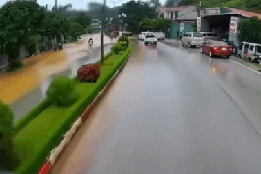 Tranh cãi tình huống đường ngập, ô tô con rẽ sóng ngược chiều để vượt