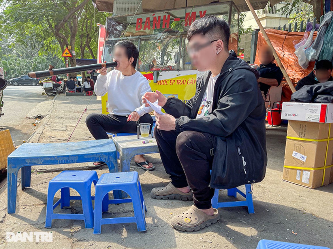 Mặc F0 tăng kỷ lục, nhiều người Hà Nội vẫn liều mình rít chung điếu cày - 1 Mặc F0 tăng kỷ lục, nhiều người Hà Nội vẫn liều mình rít chung điếu cày - 1