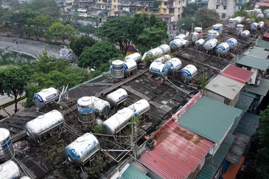 Ẩn họa từ "quả bom nước” trên nóc các khu tập thể cũ ở Hà Nội