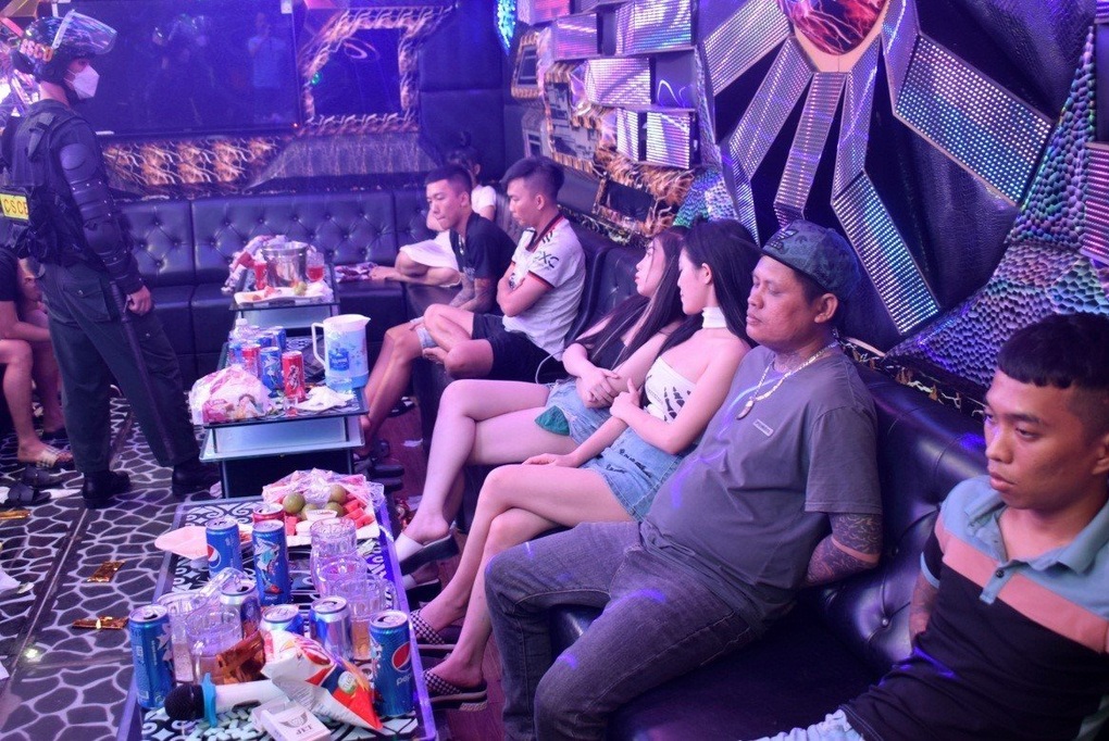 Hơn 40 dân chơi dương tính với ma túy trong quán karaoke Victory IDOL2 - 2 Hơn 40 dân chơi dương tính với ma túy trong quán karaoke Victory IDOL2 - 2