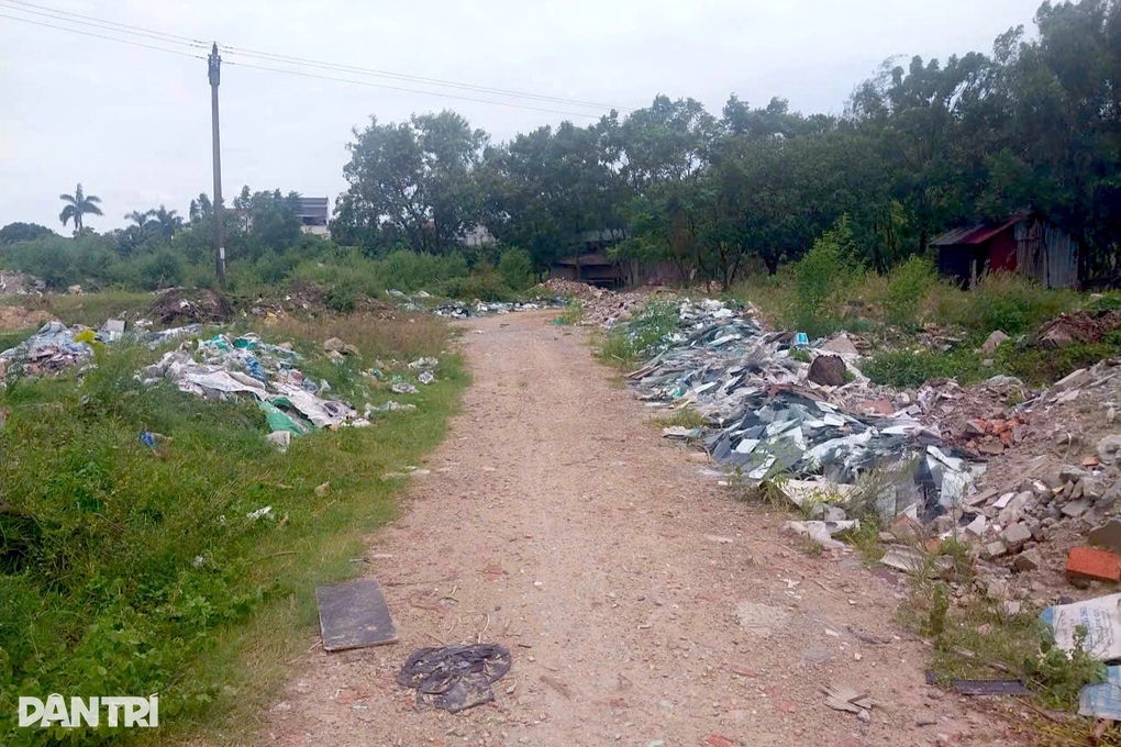 Dân ngán ngẩm vì rác thải bủa vây trên nhiều tuyến đường - 1
