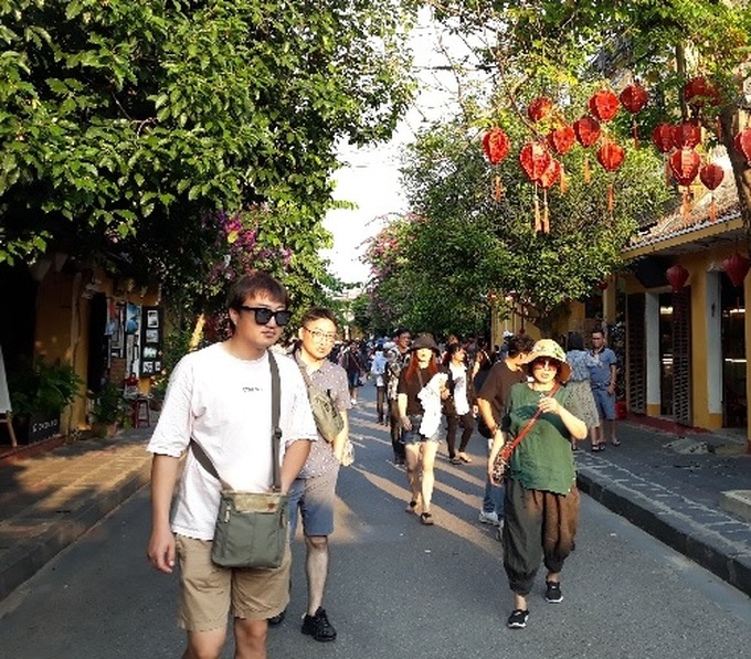 Du khách tham quan phố cổ Hội An