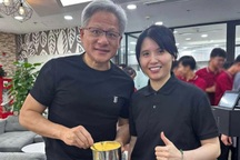 Tỷ phú Mỹ nói câu bất ngờ khi thưởng thức cà phê trứng nổi tiếng ở Hà Nội