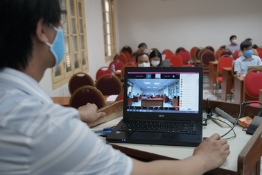 Giảng đường online "nóng" như Covid-19