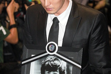 Bạn bè đưa tiễn Park Yong Ha về nơi an nghỉ cuối cùng