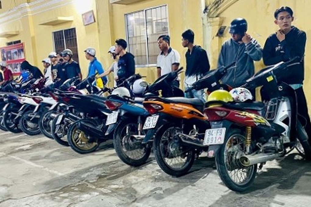 Trên 50 xe máy chạy tốc độ cao, lạng lách rú ga liên tục ở Sóc Trăng - 1 Trên 50 xe máy chạy tốc độ cao, lạng lách rú ga liên tục ở Sóc Trăng - 1