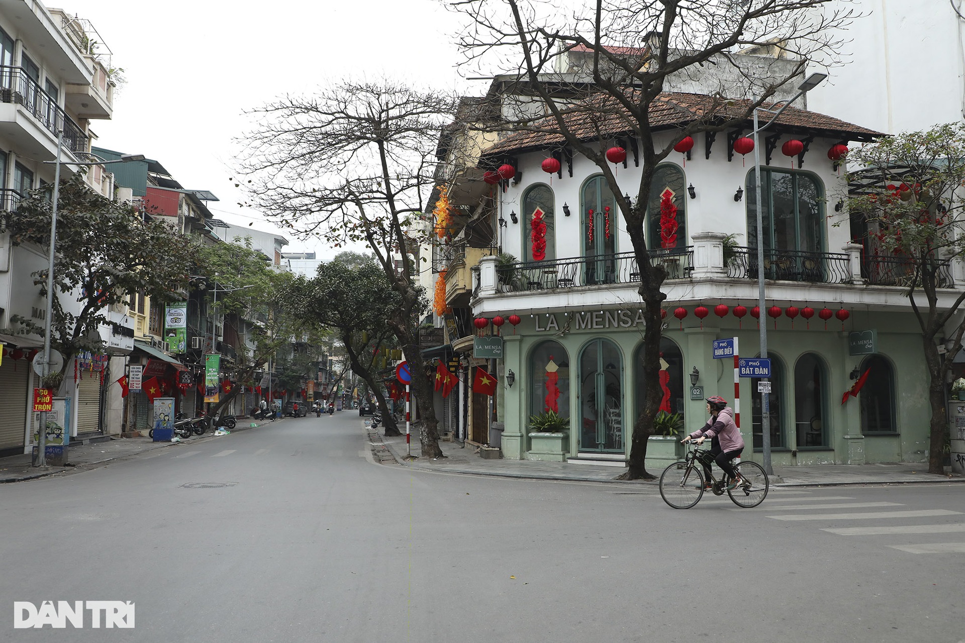 Không khí sáng mùng một: Hà Nội vắng vẻ, sâu lắng trong sắc hoa đào - 9 Không khí sáng mùng một: Hà Nội vắng vẻ, sâu lắng trong sắc hoa đào - 9