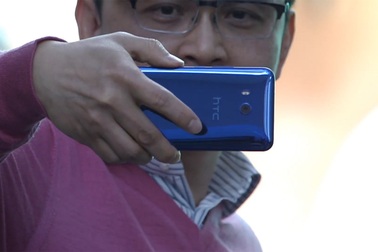 HTC ra mắt smartphone "bóp" đầu tiên trên thế giới