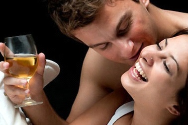 Rượu có thực sự làm chàng hăng say hơn trong chăn gối?