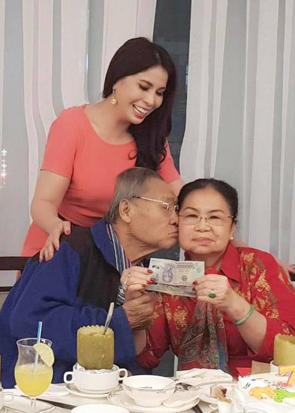 Tình yêu 50 năm lãng mạn hơn phim của ba mẹ diễn viên Lý Hùng - 3 Tình yêu 50 năm lãng mạn hơn phim của ba mẹ diễn viên Lý Hùng - 3