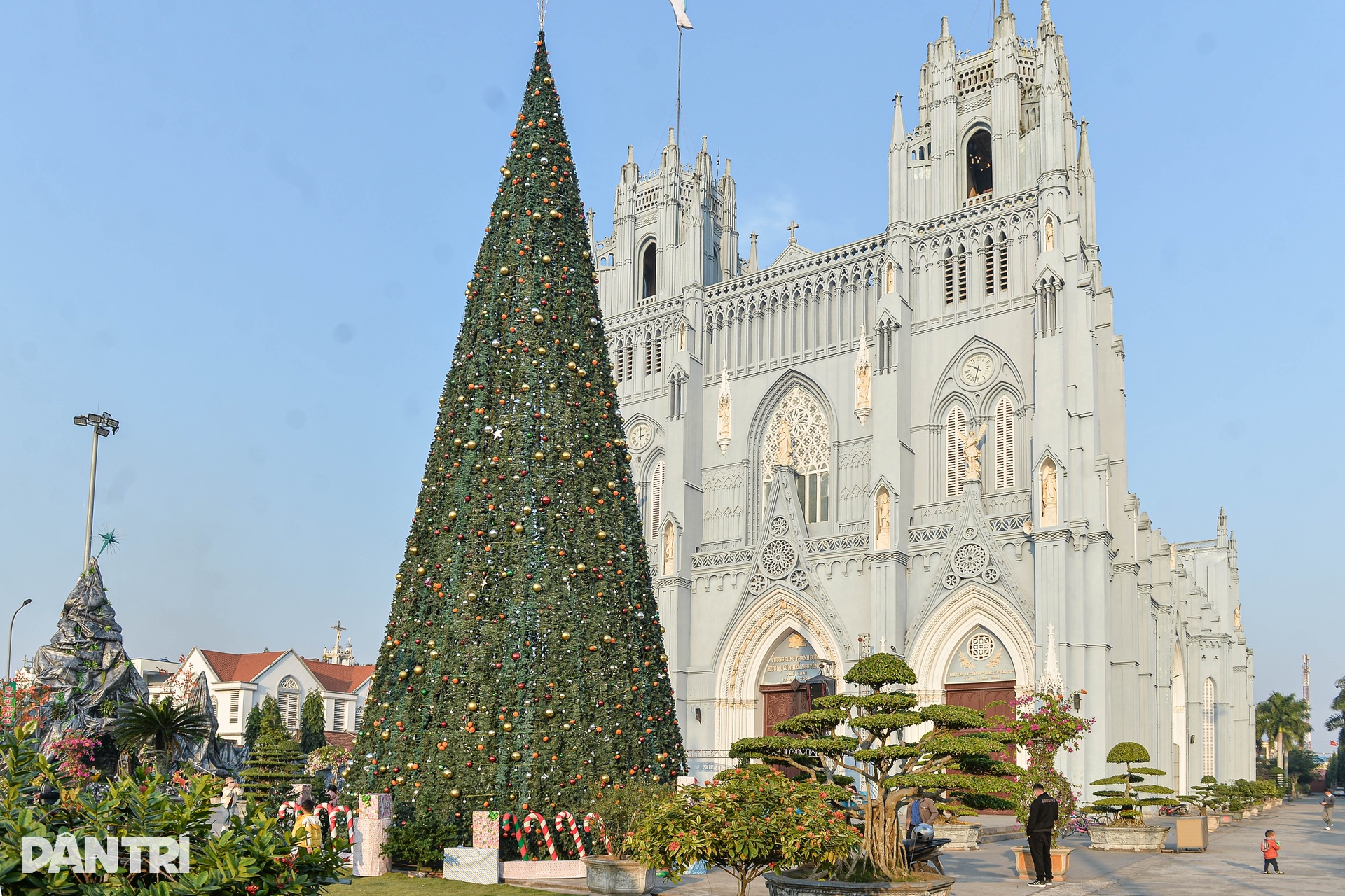 Nam Định: Nhà thờ trang hoàng lộng lẫy đón Giáng sinh - 11 Nam Định: Nhà thờ trang hoàng lộng lẫy đón Giáng sinh - 11