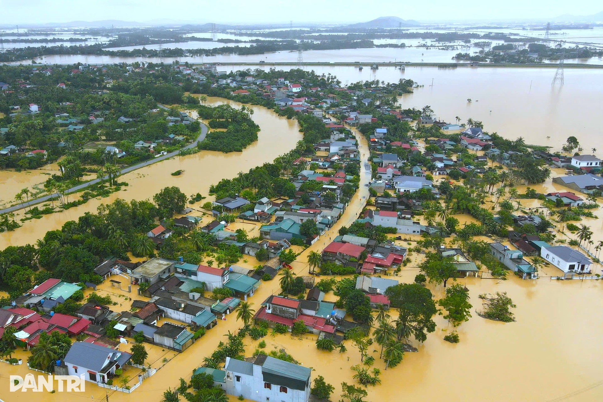 Lũ dâng nhanh, vợ chồng bất lực nhìn tài sản chìm trong biển nước - 10 Lũ dâng nhanh, vợ chồng bất lực nhìn tài sản chìm trong biển nước - 10