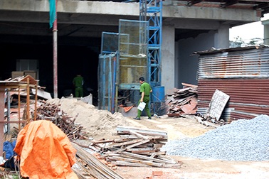 Thang máy đứt cáp rơi từ tầng 4, một người nguy kịch