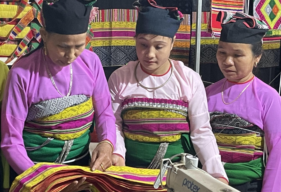 Người phụ nữ Mường với đam mê phát triển nghề dệt thổ cẩm - 4 Người phụ nữ Mường với đam mê phát triển nghề dệt thổ cẩm - 4