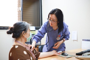 Người phụ nữ bất ngờ phát hiện ung thư phổi từ triệu chứng lạ ở vai