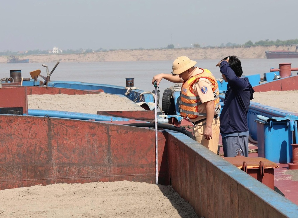 Công an tập trung xử lý tàu thuyền chở cát sỏi vi phạm trên 3 sông lớn - 2 Công an tập trung xử lý tàu thuyền chở cát sỏi vi phạm trên 3 sông lớn - 2