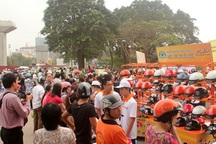 Người dân Hà Nội nô nức đi đổi mũ bảo hiểm giả lấy... mũ thật 