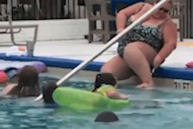 Cô gái vô tư… cạo lông chân ở vòi nước công cộng dùng để uống