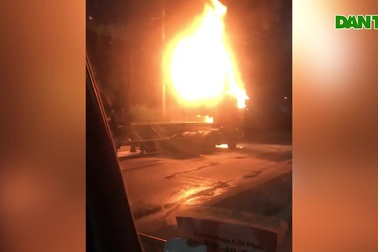 Xe container cháy ngùn ngụt phần cabin