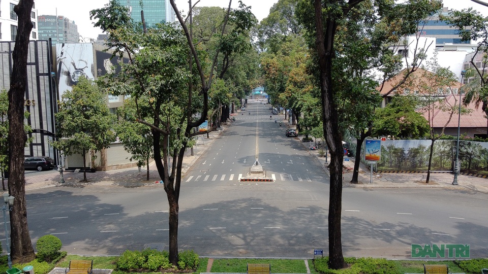 Nhóm thanh niên hốt hoảng bỏ chạy khi bị kiểm tra đeo khẩu trang - 1 Nhóm thanh niên hốt hoảng bỏ chạy khi bị kiểm tra đeo khẩu trang - 1