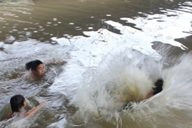 Học sinh lớp 8 nghi tự tử vì mẹ bắt nghỉ học ở nhà trông em