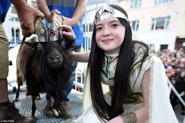 Lễ hội kỳ lạ nhất thế giới: Đưa dê lên làm vua